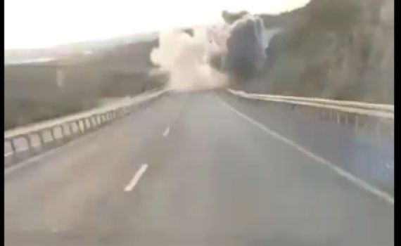 תיעוד מטורף: הרקטות התפוצצו מטרים מהמכונית הנוסעת