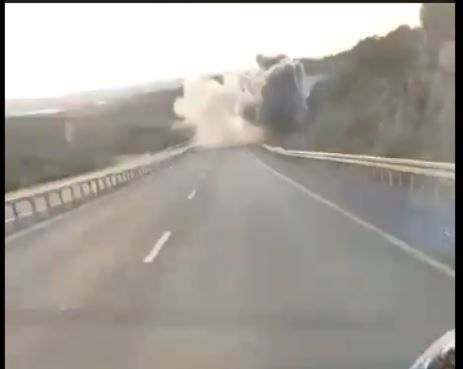 תיעוד מטורף: הרקטות התפוצצו מטרים מהמכונית הנוסעת