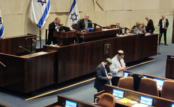 צפו: הח"כים מפנים את גבם בזמן שכסיף נואם