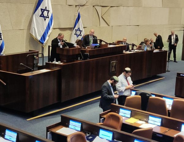 צפו: הח"כים מפנים את גבם בזמן שכסיף נואם