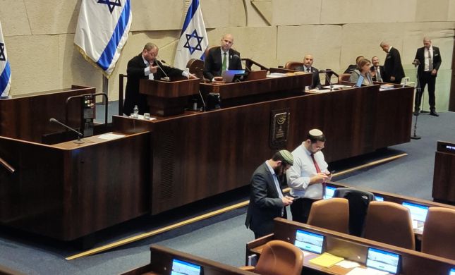  צפו: הח"כים מפנים את גבם בזמן שכסיף נואם