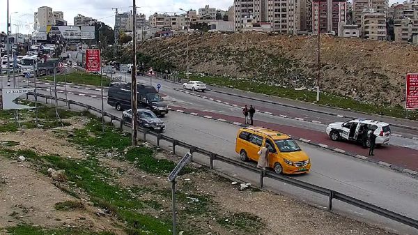 בן 14 מוציא סכין ומתנפל על השוטרים: תיעוד הפיגוע