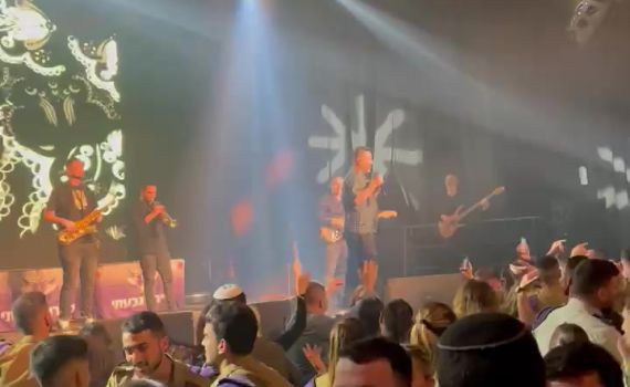 מרגש: ליאור נרקיס במחווה לליאור פרחי ז"ל