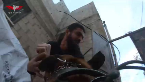 צפו: מטמין מטען, מתחבא ונלכד בנשיכות כלב עוקץ