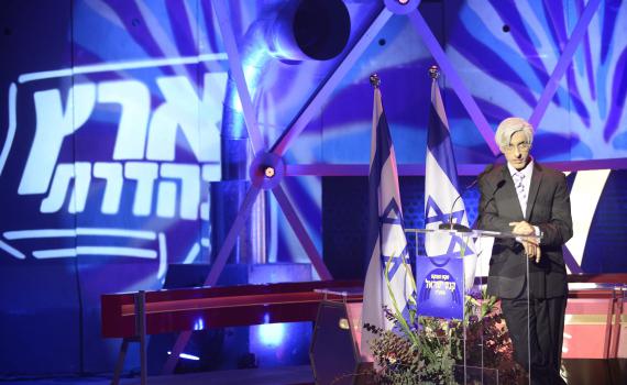 העיתונאי תקף את תוכנית המערכונים: "ארץ מפלגת"