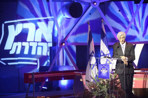 העיתונאי תקף את תוכנית המערכונים: "ארץ מפלגת"