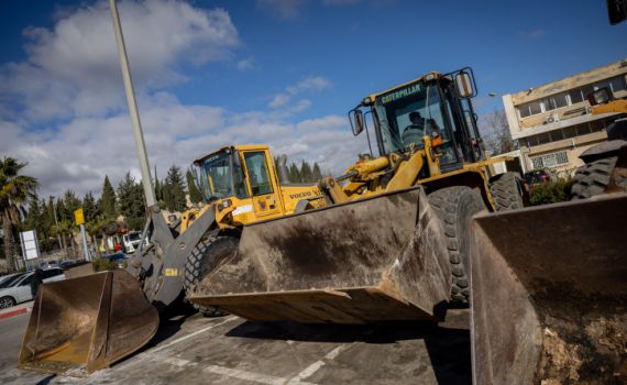 תאונה במחלף גלילות: נהג טרקטור התנגש בכלי רכב