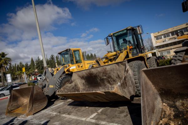 תאונה במחלף גלילות: נהג טרקטור התנגש בכלי רכב