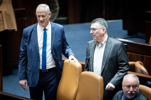 סקר: ליברמן בשיא מנדטים; וכמה סער מקבל לבד?