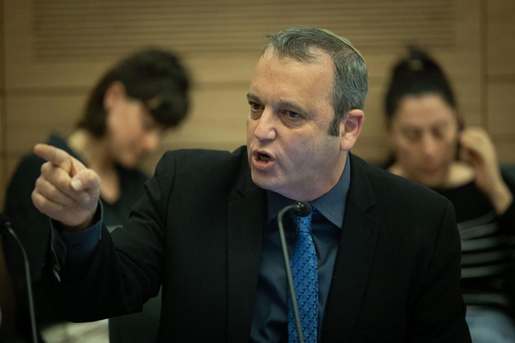 עתירה לבג"ץ: למה ח"כ קריב לא מועמד לדין