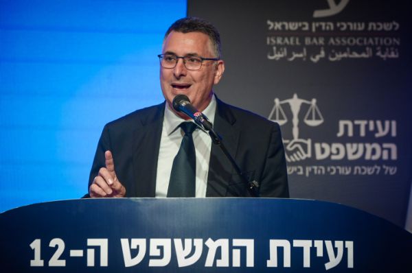 גדעון סער מתחנן: "אני מבקש מידידינו: אל תעשו זאת"