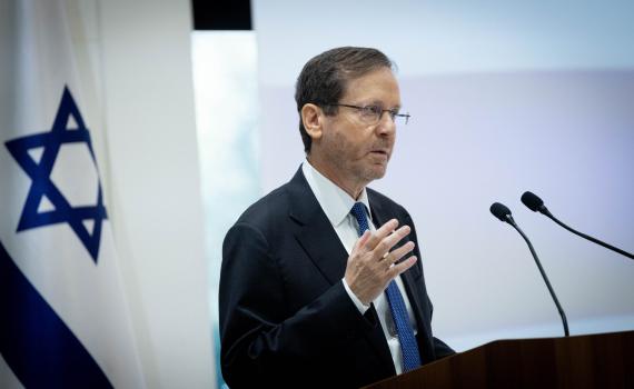 לחץ עולמי: 3 חטופות יגיעו עם הרצוג לוועידת מינכן