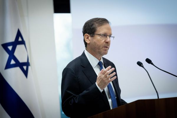 לחץ עולמי: 3 חטופות יגיעו עם הרצוג לוועידת מינכן