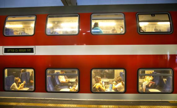 בגלל פגיעה בפרה: תנועת הרכבות בשרון הופסקה