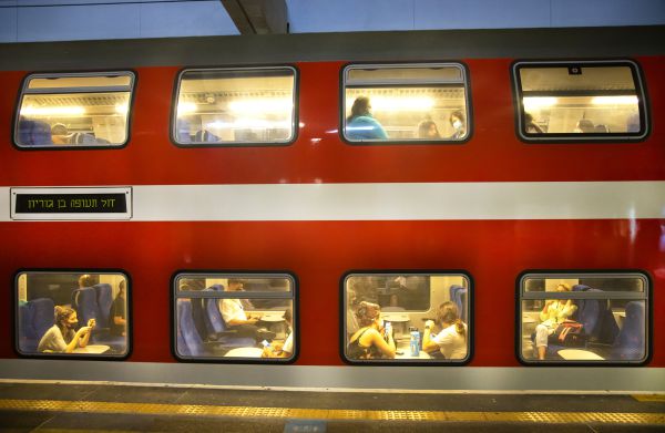 בגלל פגיעה בפרה: תנועת הרכבות בשרון הופסקה