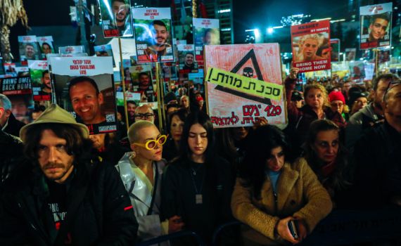 צפו: משפחות החטופים חוסמות את איילון