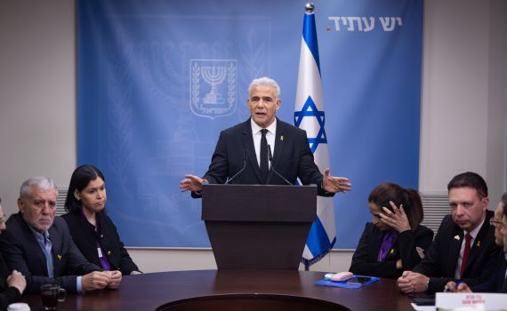 לפיד פנה לצעיר החרדי: 'הגיוס הוא לא תוכנית כבקשתך'