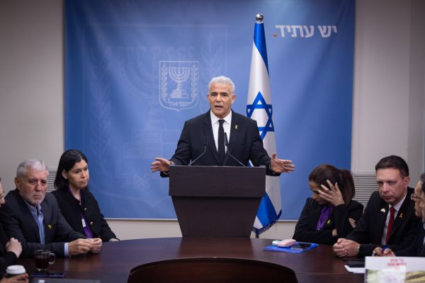 לפיד פנה לצעיר החרדי: 'הגיוס הוא לא תוכנית כבקשתך'