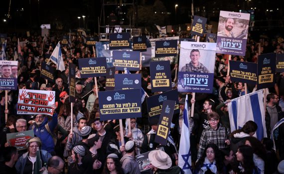 אלפי מפגינים בירושלים: "לא עוצרים עד שמנצחים"