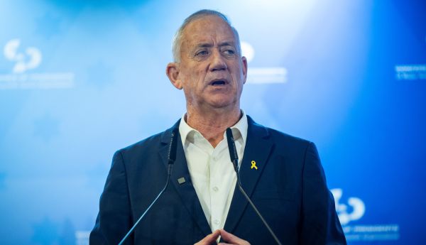 חברי הליכוד נגד גנץ: "חתרן בלתי נלאה; סוס טרויאני"