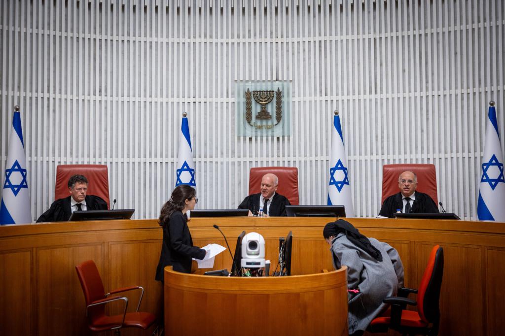 משפחות שכולות לבג"צ: זמנו את רונן בר לחקירה נגדית