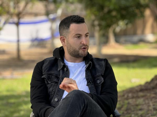 קצין חיוך ראשי: גיא הוכמן בראיון מרתק לסרוגים | צפו