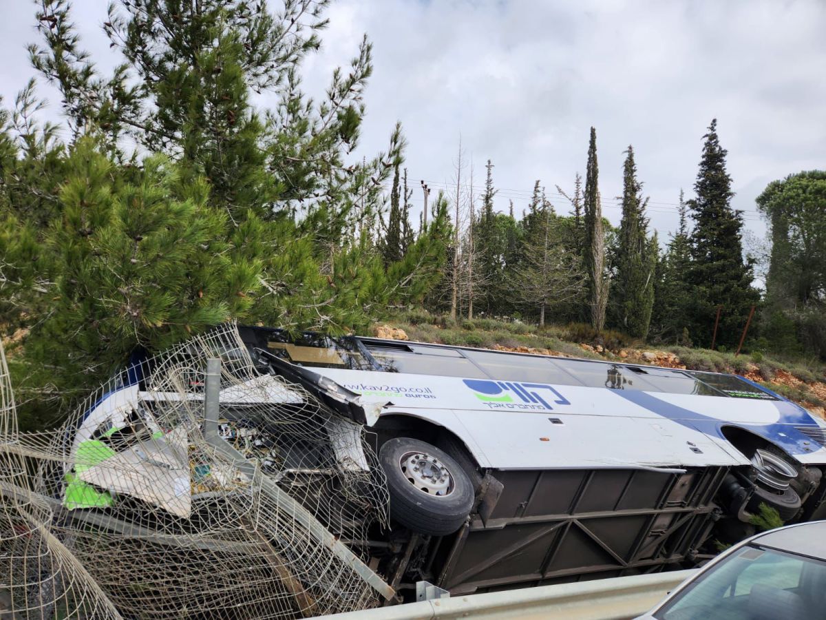 אוטובוס התהפך סמוך לירושלים; פצועים ולכודים