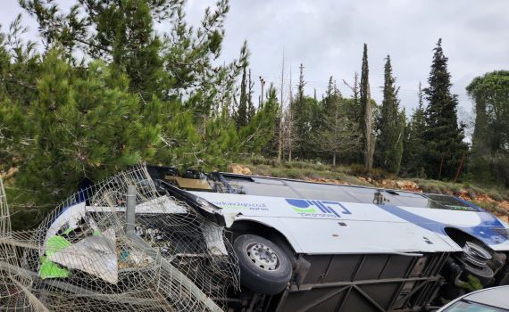 אוטובוס התהפך סמוך לירושלים; פצועים ולכודים
