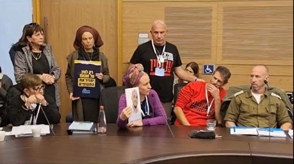 דודתו של החטוף בדמעות: רוצים עסקה שלא תסכן אותנו