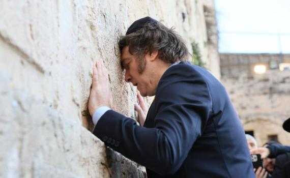 הניח פתק: נשיא ארגנטינה נשא תפילה בכותל