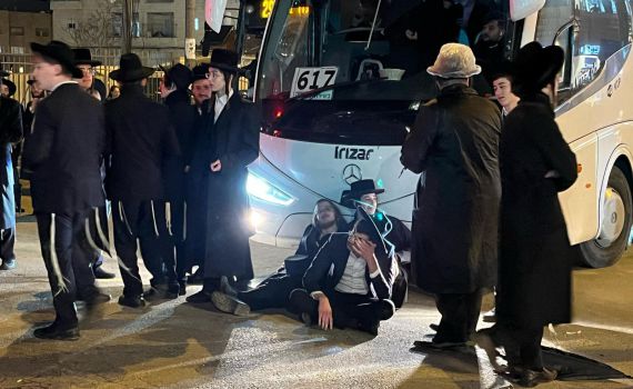 ירושלים: מאות בהפגנה נגד נתיחת גופת הנער חרדי