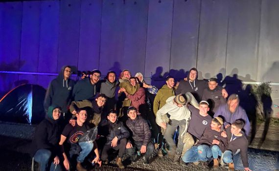 לא מוותרים: פעילים חסמו הלילה את מעבר כרם שלום