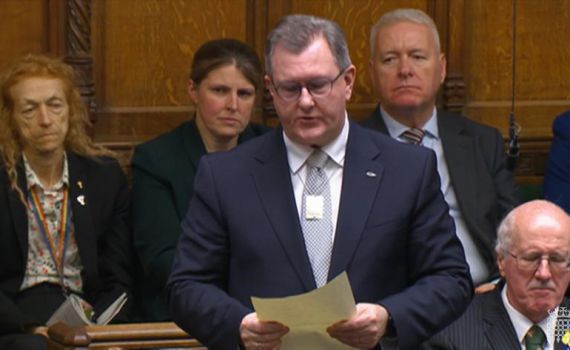 בריטניה: חברי הפרלמנט ענדו את דיסקיות החטופים