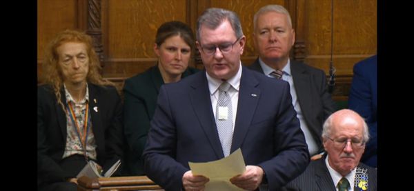 בריטניה: חברי הפרלמנט ענדו את דיסקיות החטופים