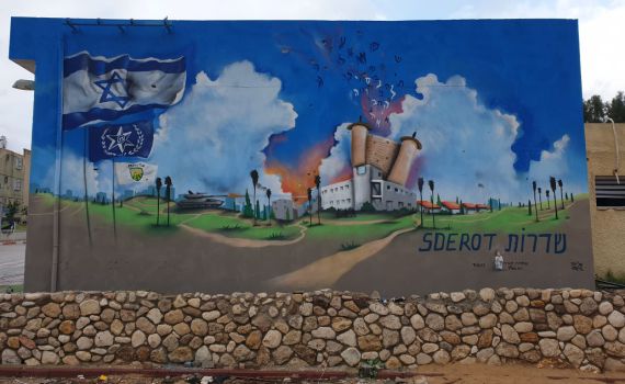 "היה לי קשה לצייר ספר תורה ירוי, עם חורים"