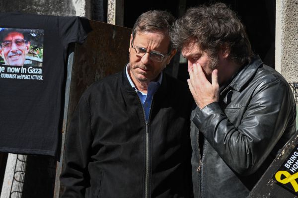 הרצוג ונשיא ארגנטינה בניר עוז: "מזכיר את זוועות השואה"