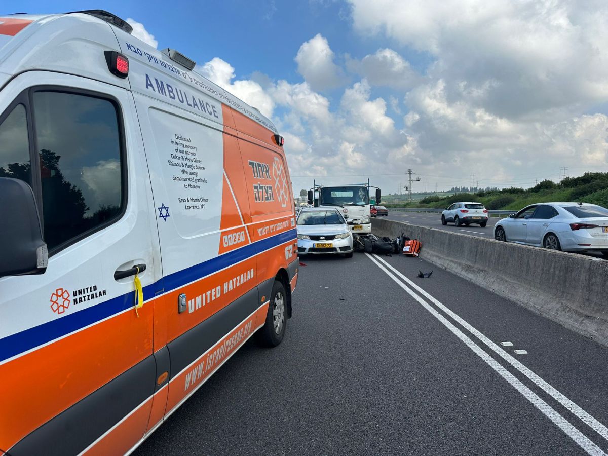 רוכב אופנוע נפצע קשה לאחר שנפגע מרכב בהדרים