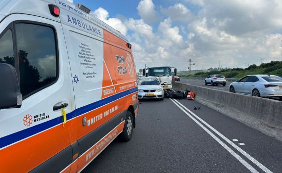 רוכב אופנוע נפצע קשה לאחר שנפגע מרכב בהדרים