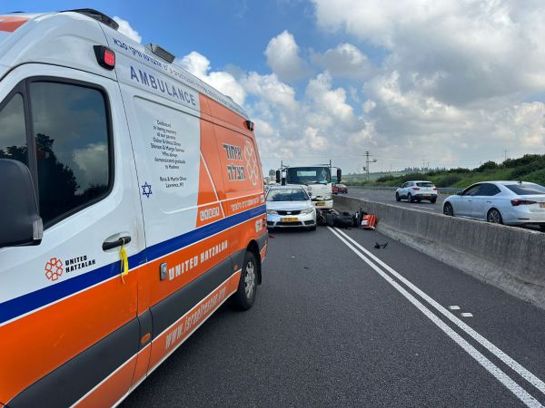 רוכב אופנוע נפצע קשה לאחר שנפגע מרכב בהדרים