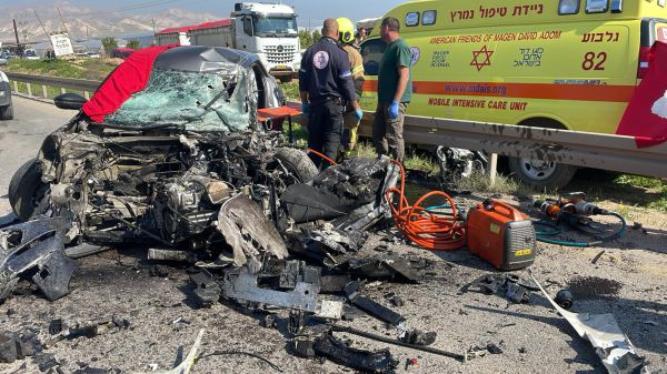 תאונה קטלנית: גבר נהרג מפגיעת משאית בכביש 90