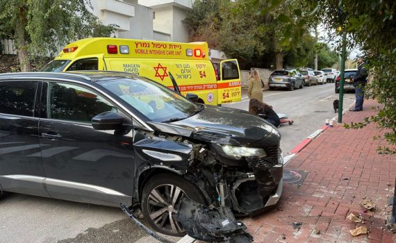 כפר סבא: הולך רגל נלכד תחת רכב, האזרחים חילצו