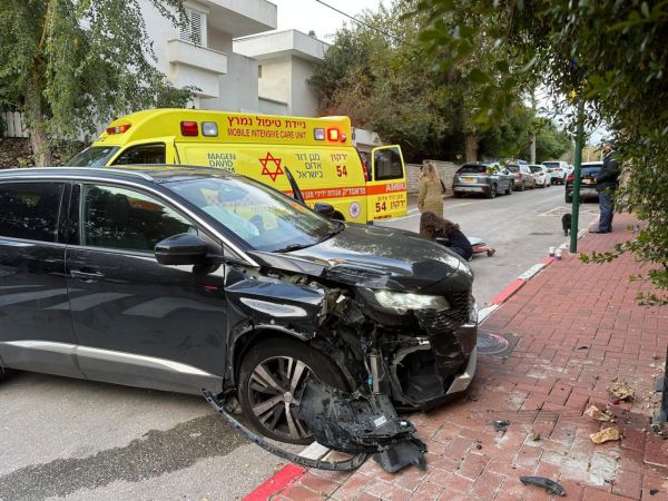 כפר סבא: הולך רגל נלכד תחת רכב, האזרחים חילצו
