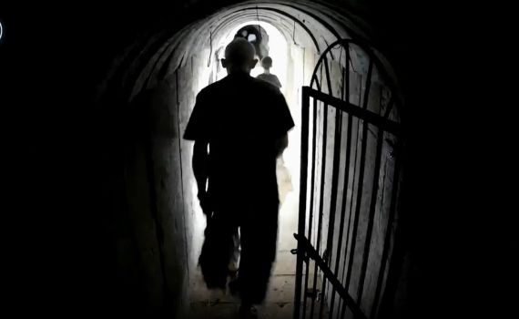 בורח עם האישה והילדים: התיעוד של סינוואר במנהרה