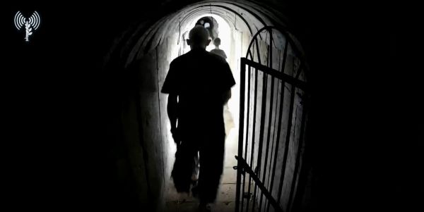 בורח עם האישה והילדים: התיעוד של סינוואר במנהרה