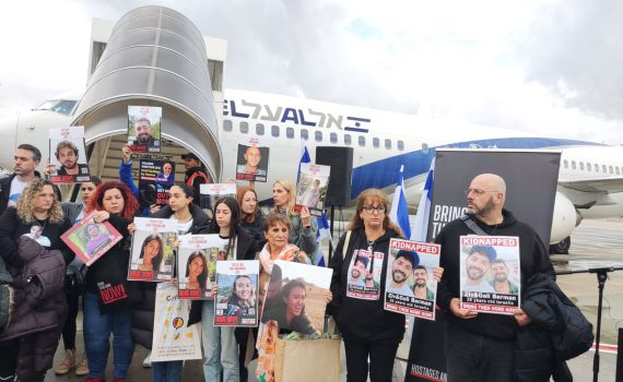 בדרך להאג: "זה שלב חשוב במאבק, הגיע הזמן לצדק"