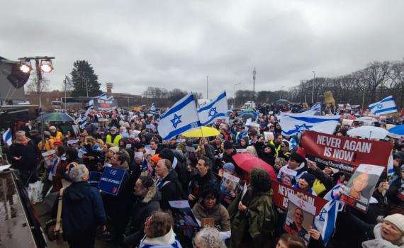 האג: מאות במפגן תמיכה במשפחות החטופים