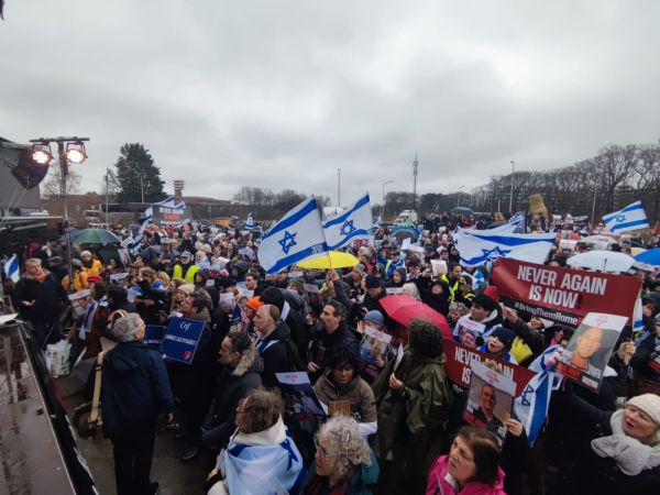 האג: מאות במפגן תמיכה במשפחות החטופים