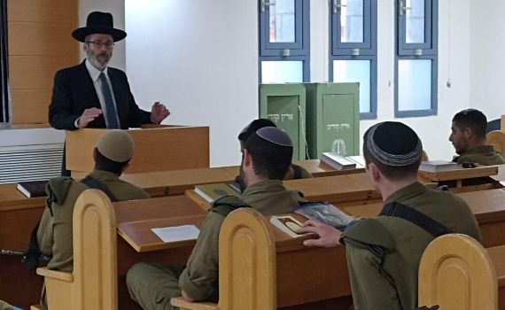 לאחר שהשתחרר: המועמד הסרוג לרבנות הרביץ תורה לחיילים