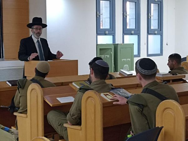 לאחר שהשתחרר: המועמד הסרוג לרבנות הרביץ תורה לחיילים