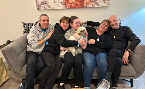 מחובקים: תמונה ראשונה של חמשת החטופים יחד